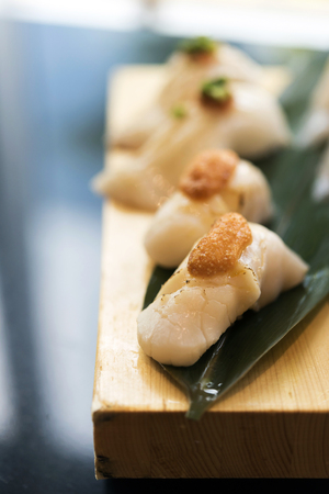 Hotate aburi sushi on plate,close upの写真素材