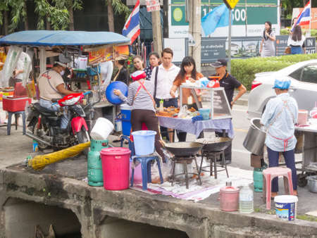 Vibhavadi-Rangsit Road BANGKOK,THAILAND-18 AUGUST 2018: Office workers are buying breakfast in the morning. on, 18 AUGUST 2018, in Thailand.のeditorial素材