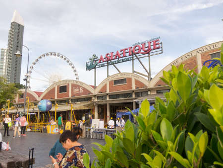 Asiatique BANGKOK,THAILAND-17 SEPTEMBER 2018: The tourists come to Bangkok to see the beautiful river Chao Phraya River in the evening and twilight. on, 17 SEPTEMBER 2018, in Thailand.のeditorial素材