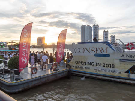 Asiatique BANGKOK,THAILAND-17 SEPTEMBER 2018: The tourists come to Bangkok to see the beautiful river Chao Phraya River in the evening and twilight. on, 17 SEPTEMBER 2018, in Thailand.のeditorial素材