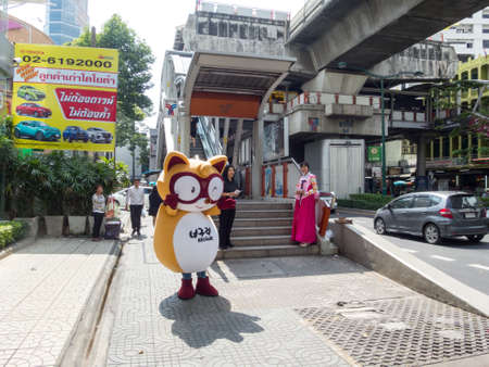 BANGKOK THAILAND-14 NOVEMBER 2018:Mascot and Pretty Girl are distributing flyers at the intersection of Ari BTS station, promoting a new store in Soi Ari, Phaholyothin Road.のeditorial素材