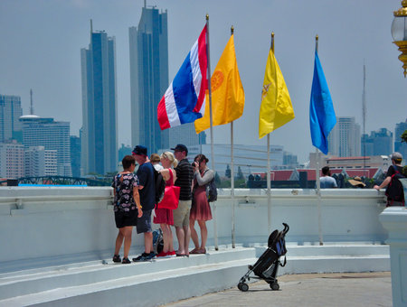 BANGKOK THAILAND-08 APRIL 2019:A group of tourists are watching the scenery at Wat Arun, overlooking the Chao Phraya River.のeditorial素材
