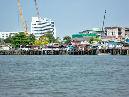 BANGKOK THAILAND-08 APRIL 2019:Communities and homes are being built densely in the Chao Phraya River. Most of them are ancient communities.のeditorial素材