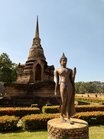 SUKHOTHAI THAILAND-28 November 2020:Sukhothai Historical Park Phra Pang Leela Statue Is the art of Sukhothai.のeditorial素材