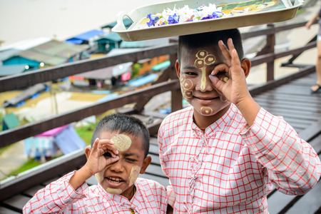 Sangklaburi, Thailand - September 18,2015: Unidentified young asian boy with thanaka powder on face of this "mon identity" at Mon village in Sangklaburi,Thailand.のeditorial素材