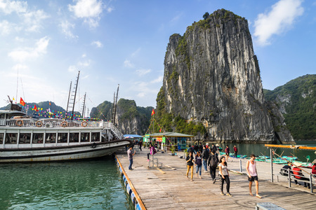 HALONG BAY, VIETNAM - February 16, 2017: Tourists passengers of a cruise are enjoying around the Halong Bay in Vietnamのeditorial素材