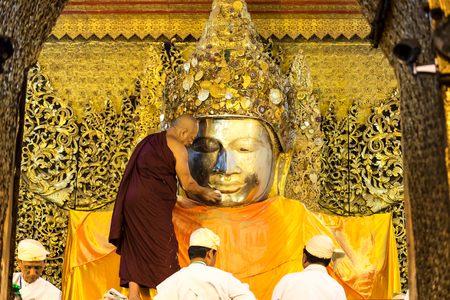 MANDALAY, MYANMAR March 20, 2017: The ritual of face wash to Mahamuni Buddha on March 20, 2017 at Mahamuni temple Mandalay, Myanmarのeditorial素材