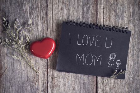 I love u mom message note with flower on old wooden backgroundの写真素材