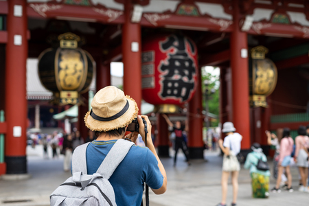 Young traveler taking photo of Sensoji temple in asakusa, Tokyo, Japanのeditorial素材