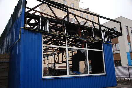 A lot of burnt out sections of the building.の写真素材