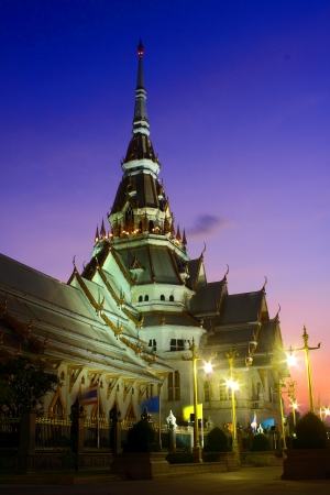 Sunset at Wat Sothorn Wararam Worra Wiharn Temple in Thailandの写真素材