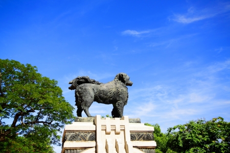 Dog statue with blue skyのeditorial素材