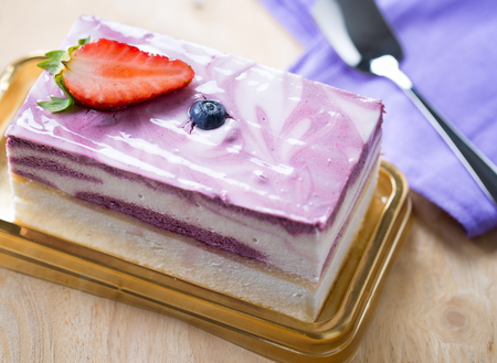 blueberry cheesecake with fresh strawberryの写真素材