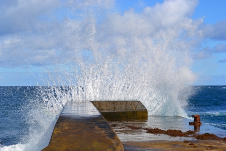 Sea ââwave shattered the pierの写真素材