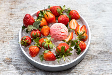 ice cream with strawberrys with eis on a plateの写真素材