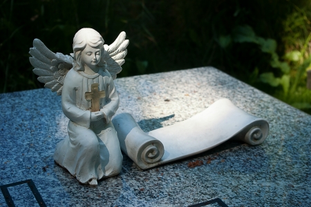 Angel on the grave with the inscription card.の写真素材