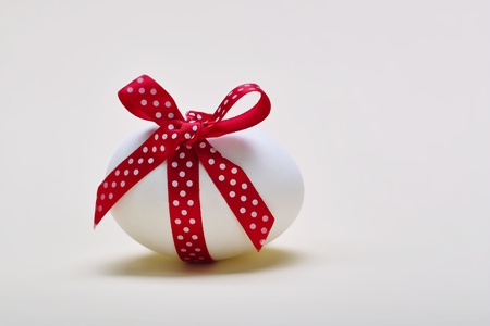  Easter egg with spotted red loop の写真素材