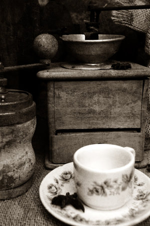 Grunge style coffee grinder and coffee cup. Old fashioned vintage look.
の写真素材