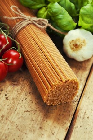 whole wheat spaghetti with ingredientsの写真素材