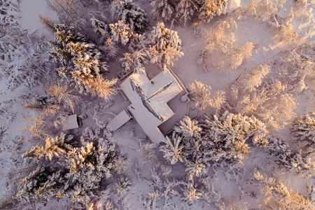 Overview shot of a winter cabin in the woodsの写真素材