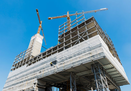 Building an office in the towm of Utrecht with two cranes.