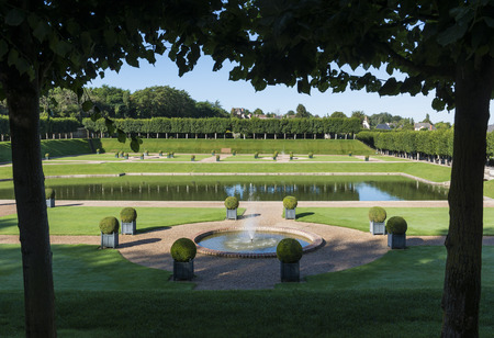Chateau Villandry and gardens with pond and fountain.のeditorial素材