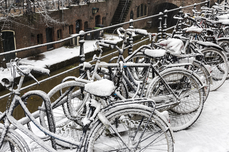 Bike along the canals in Utrecht in a winter snow storm, Netherlands.のeditorial素材
