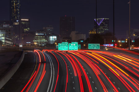 Urban Atlanta Interstate 85 night time traffic.のeditorial素材
