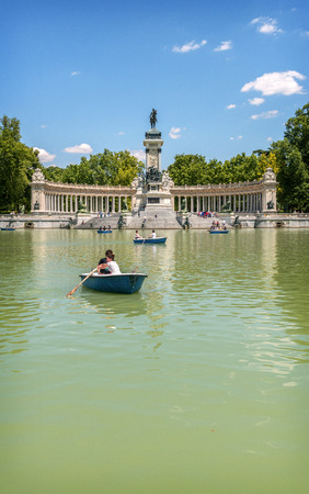 MADRID, NOVEMBER 22: People enjoy their free time at The Buen Retiro Park lake in Madrid, Spain on November 22, 2014のeditorial素材