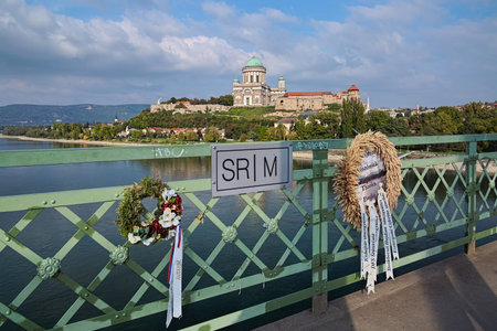 ESZTERGOM, HUNGARY - OCTOBER 7, 2015: The state border between Slovakia (Slovak Republic) and Hungary on the Maria Valeria bridge across the Danube river, and the Esztergom Basilica on the Castle Hill.のeditorial素材