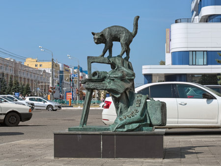 SARANSK, RUSSIA - AUGUST 16, 2018: Make yourself at home, a monument to hospitality. The monument by sculptor Grigory Filatov was erected in 2011 close to Saransk Hotel.のeditorial素材