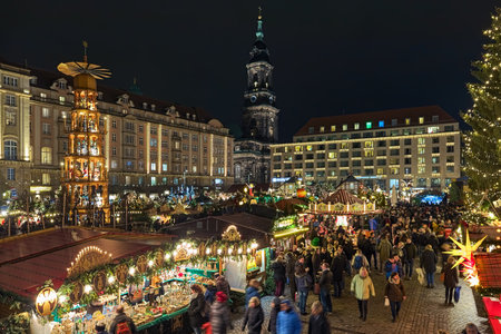Dresden, Germany. Striezelmarkt - one of Germany's oldest documented Christmas markets. This market event was first mentioned in 1434.のeditorial素材