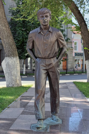 SARATOV, RUSSIA - AUGUST 14, 2018: Monument to actor Oleg Tabakov as Oleg Savin from the Soviet movie The Buzzy Day (1960). The monument by sculptor Andrey Scherbakov was unveiled on August 29, 2015.のeditorial素材