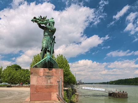 WORMS, GERMANY - MAY 18, 2013: Hagen sinks the Nibelung treasure in the Rhine, a sculpture at the bank of the Rhine. The monument by sculptor Johannes Hirt was unveiled in 1905.のeditorial素材