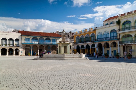 HAVANA - SEPTEMBER 8:Tourists and cubans in a square in Old Havana September 8, 2010 in Havana.Old Havana with its typical colonial architecture is a major destination for visitors travelling to Cuba.の写真素材