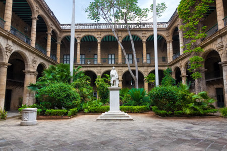 Courtyard of a spanish colonial palace in Havana with a statue of Christopher Colombusのeditorial素材