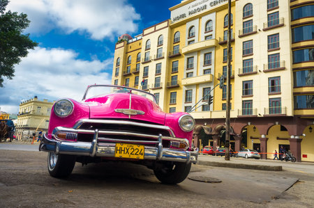 Vintage Chevrolet parked in front of the Central Park hotel  in Havanaのeditorial素材