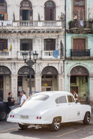 Old american car next to crumbling buildings on June 21, 2013 in Havanaのeditorial素材