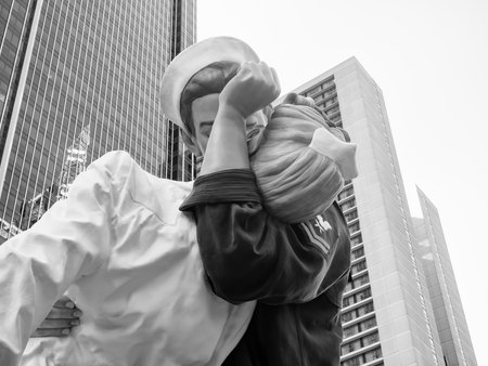 Figure resembling the famous photograph of a sailor kissing a nurse at Times Square in New York Cityのeditorial素材