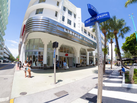 The Lincoln Road shopping boulevard in Miami Beachのeditorial素材