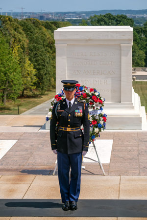 Ceremonial guard at the Tomb of the Unknown Soldier at Arlington National Cemeteryのeditorial素材