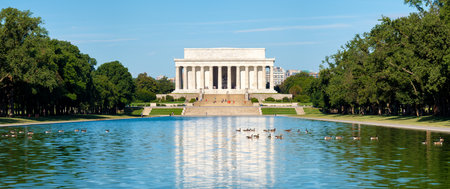 High resolution panoramic view of the Lincoln Memorial in Washington D.C. and its reflection on the famous nearby poolのeditorial素材