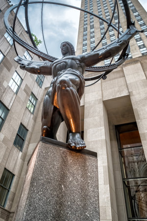 The famous art-deco Atlas statue at Fifth Avenue in midtown New York Cityのeditorial素材