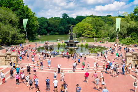 People next to the  Bethesda Fountain overlloking the  lake at Central Park in New York Cityのeditorial素材