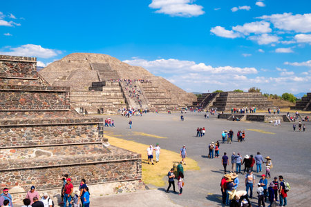 Tourists at the Teotihuacan archaeological site near Mexico Cityのeditorial素材
