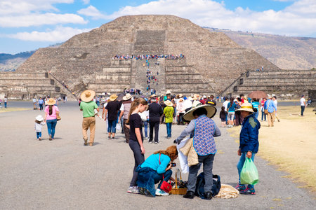 Tourists buying souvenirs at the Teotihuacan archaeological site near Mexico Cityのeditorial素材