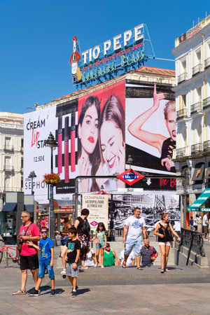 Tourists and locals at Puerta del Sol, one of the busiest and most well known places in Madridのeditorial素材
