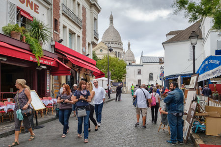 Tourists and artists selling their paintings at the Place du Tertre in Montmartreのeditorial素材
