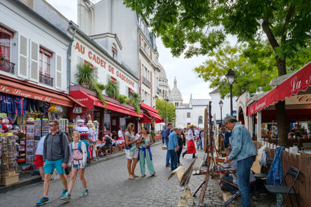 Typical restaurants , gift shops and artists selling their paintings at the Place du Tertre in Montmartreのeditorial素材