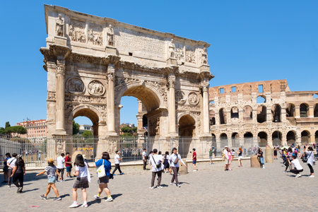 Ruins of the Colosseum and the Arch of Constantine in central Romeのeditorial素材